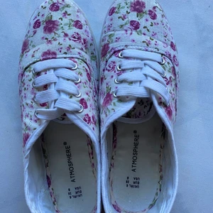 Blommig skor Dam - Skor var köpt för många år tillbaka men jag har använt bara en gång för skolavslutningen. Skor är nu i okej skick. Jag kommer att tvätta innan skicka till köpare. Stl. 39 Vit/ blommig