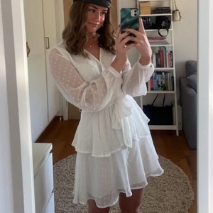 Studentklänning / vit klänning  - Superfin studentklänning i prickigt spetsmaterial. Endast använd fåtal gånger och i väldigt fint skick. Storlek 34. Från Gina Tricot. 