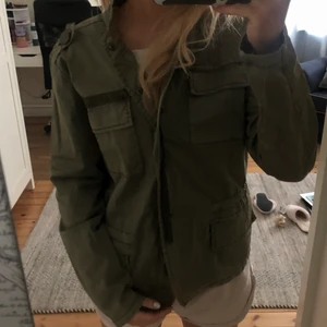 Grön jacka - Säljer denna populära militärgröna jackan. I strl 38 men passar mig som vanligtvis har stl 36. :)