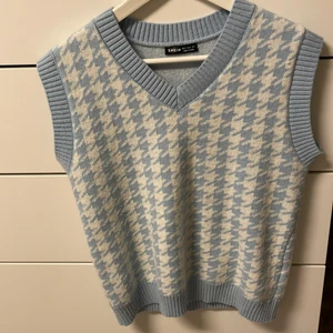 stickad Väst - Stickad väst från SHEIN💞 använd 1 gång så som ny