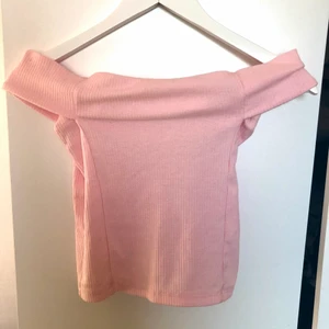 Topp från bikbok - Fin offshoulder topp från bikbok. Använd några gånger 