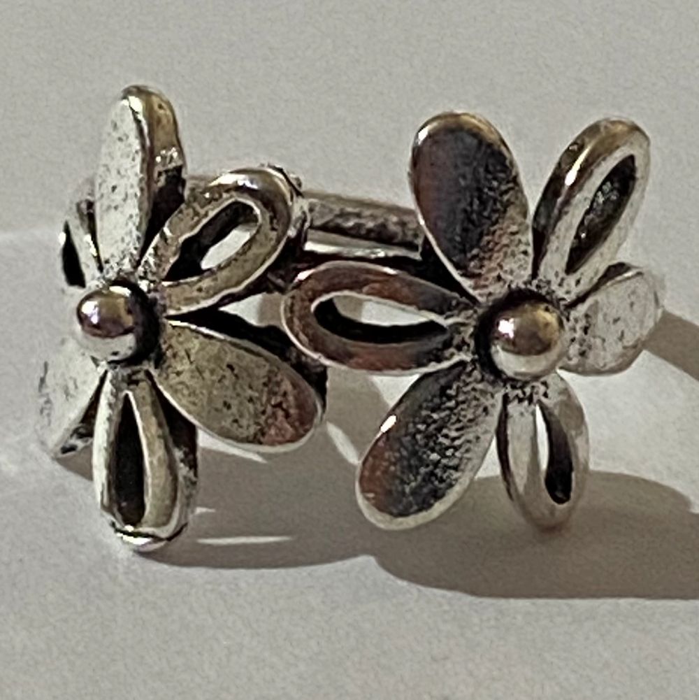Silverring i form av blommor.. Accessoarer.