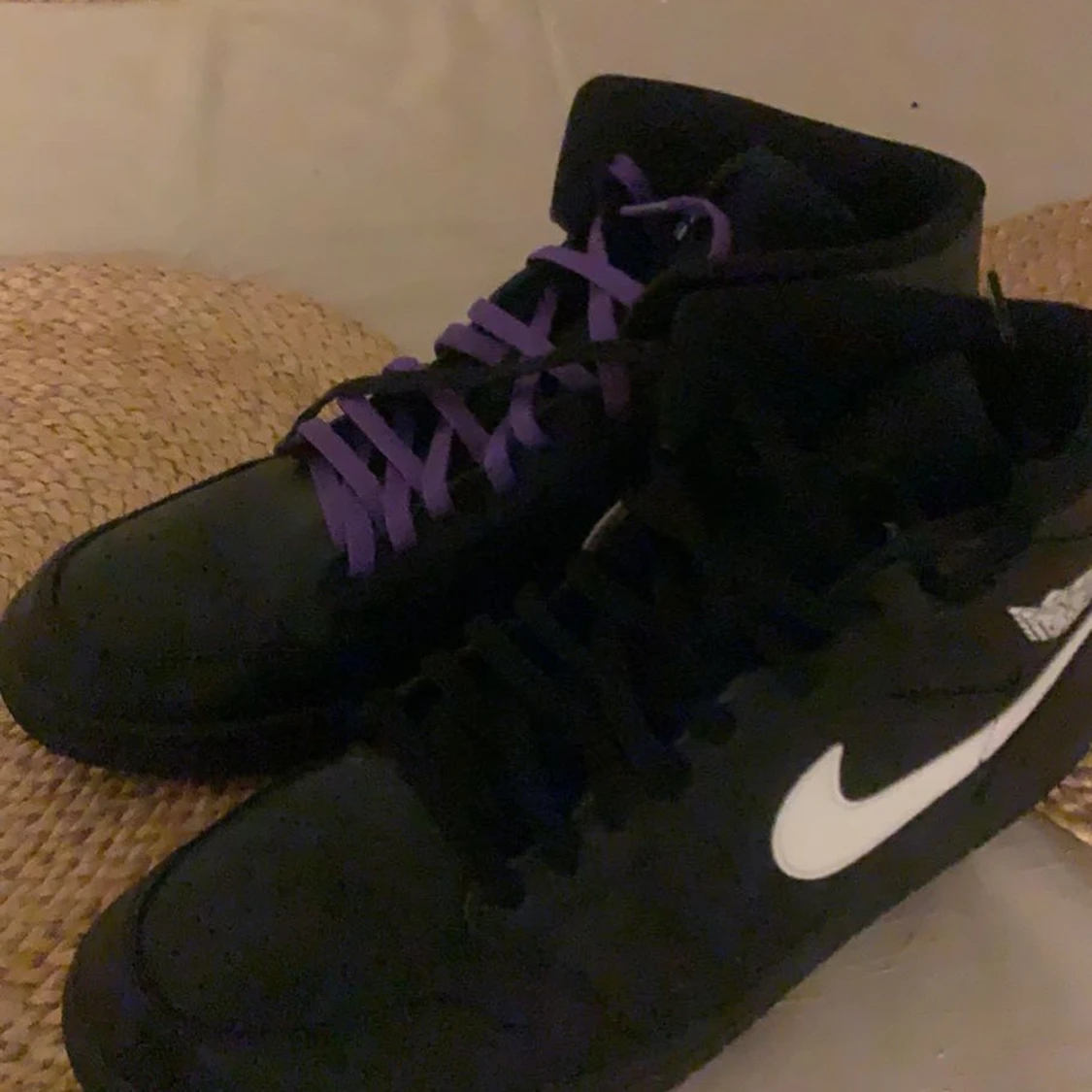 Svarta Jordan 1 med lila och vita snören