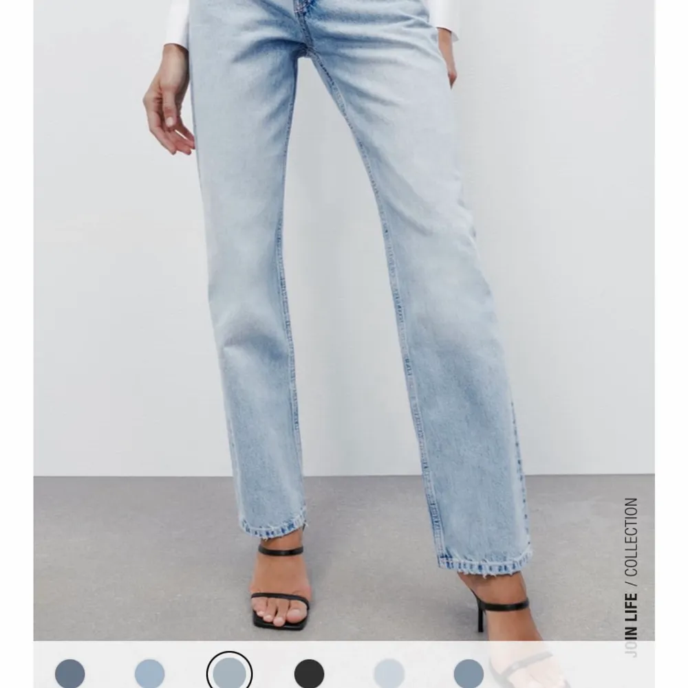 Säljer mina fina jeans från ZARa, som tyvärr blivit för små. Jag är 168 cm och de är perfekta längre. Storlek 34.. Jeans & Byxor.