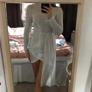 Silvervit långärmad klänning  - Silvervit långärmad klänning. Lite genomskinlig men funkar perfekt med en underklänning. 