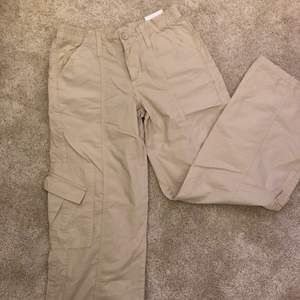 Cream cargos från Urban Outfitters i storlek S, nya och oanvända. Nypris 790kr säljer för 680 inkl frakt