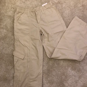 Urban Outfitters y2k Cargo S - Cream cargos från Urban Outfitters i storlek S, nya och oanvända. Nypris 790kr säljer för 680 inkl frakt