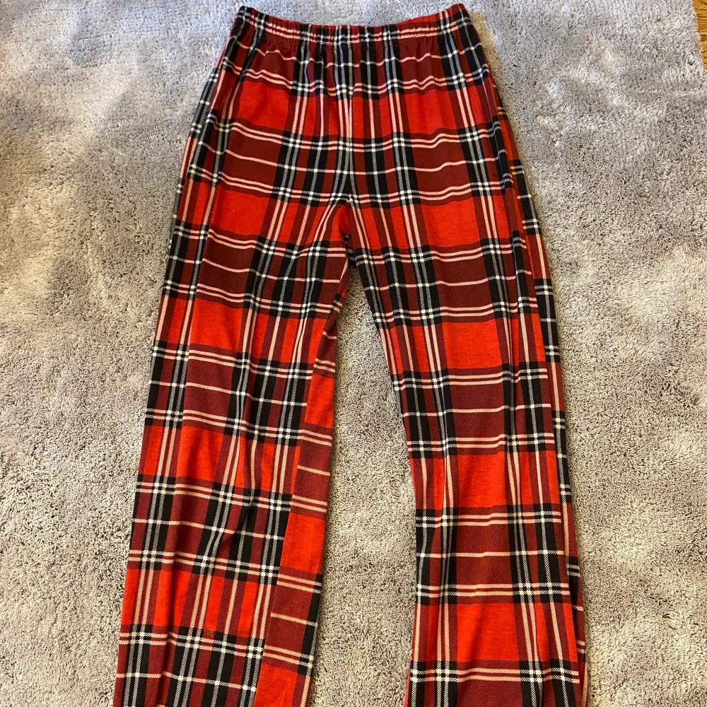 Pyjamasbyxor storlek 140 på båda pris 80kr för båda en för 40kr. Övrigt.