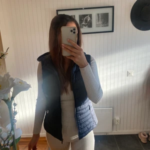 Väst - Marinblå väst från Zara, ser ut som ny! Liten i storleken