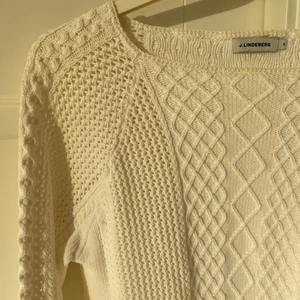 Stickad tröja - Jättefin stickad tröja, sparsamt använd ❤️