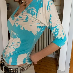 Screenprint tröja - Superfin tröja med meeegacoolt tryck.  Den är turkos och har massa ansikten/ människor på sig. Den sitter jättefint, är v-ringad och trendig. Köparen står för frakt ofc😘😘😘