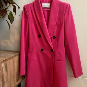 Stradivarius rosa kavaj - Längre kavaj som går att använda som klänning. Aldrig använd. Storlek: S