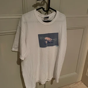 Stüssy tshirt - Snygg stüssy tshirt som är köpt på Nitty Gritty! Storlek L🦾finns dock små små deofläckar men de syns knappt! :)