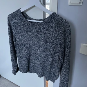 Stickad tröja  - En svart-vit stickad tröja ifrån hm. Fint skick. Kan gå ner i pris vid snabb affär. Samfraktar gärna❣️