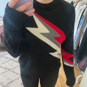 Zadig voltaire tröja  - En jättesnygg svart Zadig tröja i ull och Kashmir i Helt okej skick med en blixt. 