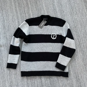 Reckless scholars sweatshirt  - En rare stickad tröja från reckless scholars i bra skick! Använd men tagen följer med och originalpåsen 