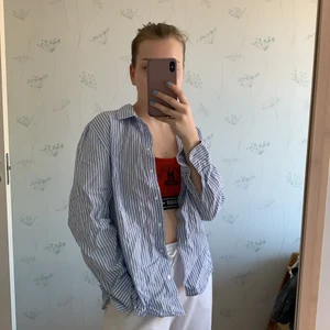 Skjorta - Somrig skjorta vit och ljusblå. Randig. Väldigt söt och skön. Fin att ha både under annan tröja men också över en liten tröja