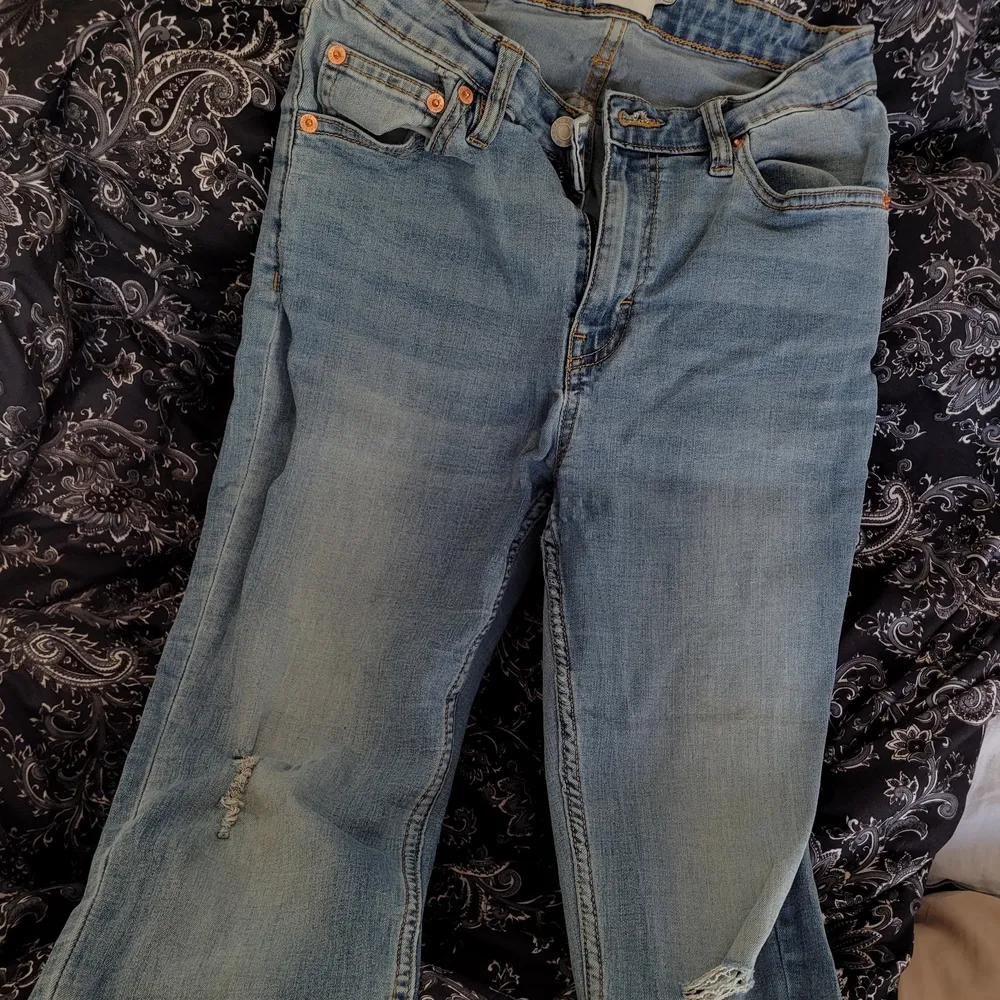 Jeans som är ganska använda. De har tre små fläckar bak (se bild tre) men de syns inte när man har dem på sig.. Jeans & Byxor.