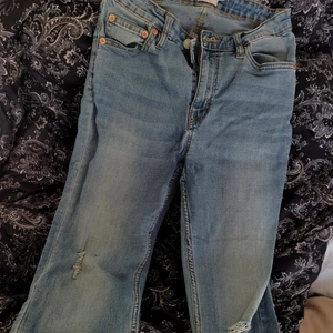 Jenas - Jeans som är ganska använda. De har tre små fläckar bak (se bild tre) men de syns inte när man har dem på sig.