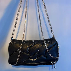 Zadig Voltaire limited edition bag - Säljer min limited Edition Zadig Voltaire väska köpt 2018 för runt 4000 . Dustbag ingår:) Den är ifrån David bowie kollektionen som var en limited edition kollektion som dem släppte det året. Kan sänka pris vid snabb affär