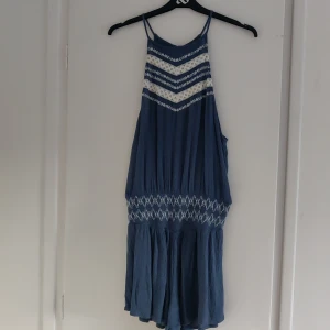 Playsuit från Abercrombie Fitch - En cool playsuit med halterneck som försluts med knapp i nacken. Har resår i midjan för att skapa en snygg passform och öppen rygg. Gillar denna jättemycket men den kommer tyvärr inte till användning längre, fint skick 💓 Kan mötas upp i Uppsala alt skicka mot att köparen står för frakt.