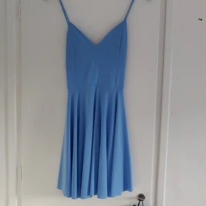 Sommarklänning - Super super fin klänning med härlig detalj på ryggen. Sitter tajt upp till och faller fint efter midjan. Har några små små fläckar som knappt syns om man inte tittar jättenära. Säljer tyvärr på grund av att den är för liten. Perfekta klänningen till sommaren 🌸 Kan mötas upp i Uppsala alt skicka mot att köparen står för frakt