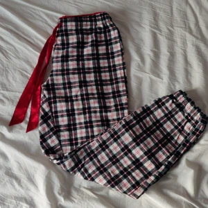 Rutiga pyjamasbyxor - Mysiga pyjamasbyxor från ESPRIT i bomull. Rött sidenband i midjan för att knyta åt om man vill. Byxorna har muddar ned till. Säljer på grund av för små. Kan mötas upp i Uppsala alt skicka mot att köparen står för frakten 🌸