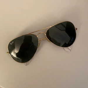 Ray-Ban Aviator - Jättefina rayban aviator med grönt glas och guldiga bågar. Nyskick!!! Ordinariepris 1700 kronor.