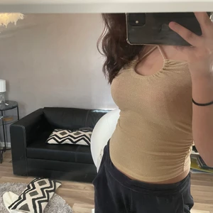 Topp - Säljer denna sjukt snygga glittriga toppen ifrån bikbok som är perfekt till fest. Använd en gång och är i toppen skick👌