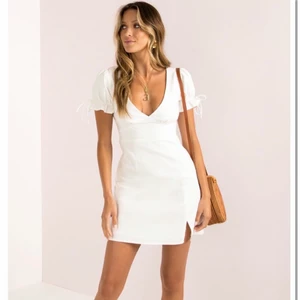 Studentklänning 🤍 - Säljer en av mina super fina studentklänningar från Sundae Muse!🤍 Orginal pris 857kr (köparen står för frakten)