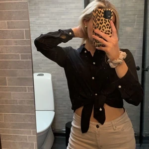 Svart skjorta - Super fin skjorta med pärlknappar. Går att styla på många olika sätt. Endast använd en gång! ❤️