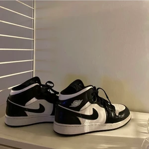 JORDANS - Säljer mina Jordans, i väldigt fint skick. Storlek 40 men motsvarar mer än 38/5 skulle jag säga.