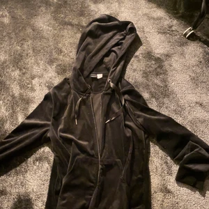 Gina tricot hoodie  - Säljer min cecilia velour hoodie. Är knappt använd säljer även byxorna som är kopplade till hoodien som ska vara ett set. Priset är satt men kan diskuteras. Vill man ha flera bilder så skicka gärna ett meddelande. ❤️