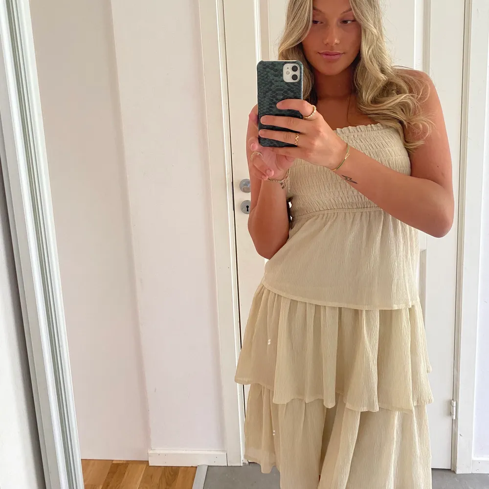 Jättefin klänning från nakd🥰 storlek 36, finns i Jönköping snnars står köparen för frakten 💛. Klänningar.