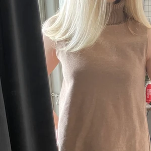 Kortärmad polotröja strl S - Säljer denna super fina kortärmade polotröjan i storlek S ifrån Zara. Har använt den två gånger så den är som i nyskick💕