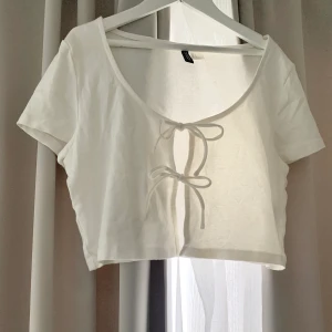 Två söta toppar! - Två söta toppar i svart samt vit. Supersöt med knytning fram!