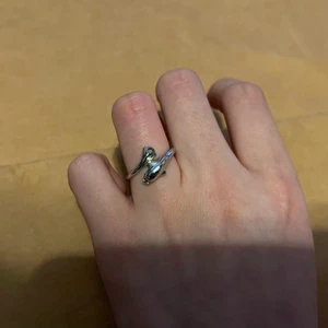 Ring - Finns hämta i Alvik, frakt 12kr 