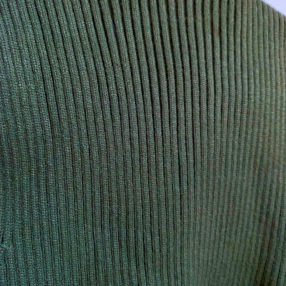 Mossgrön stickad topp från Zara i storlek M! Endast använd en gång och finns inga tecken på användning.   Skriv för fler bilder, om du har frågor om plagget eller fraktalternativ om du ej kan mötas upp🧡. Toppar.