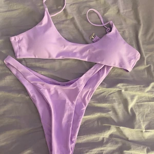 Lila bikini  - Helt ny bikini ifrån shein , aldrig använt eftersom underdelen var för stor för mig. Nypris: 109kr och säljer för 60 kr. ( Köparen står för frakt!❤️) 