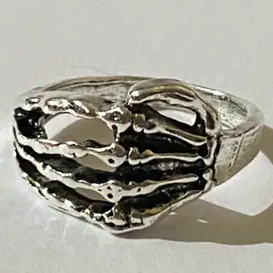 Silverring i form av en Skelett hand.