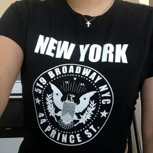 Brandy Melville - Tröja frn brandy Melville. Kommer ej till användning och tröjan är i en one size. 