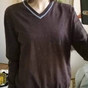 Brun stickad tröja - Liten i storleken