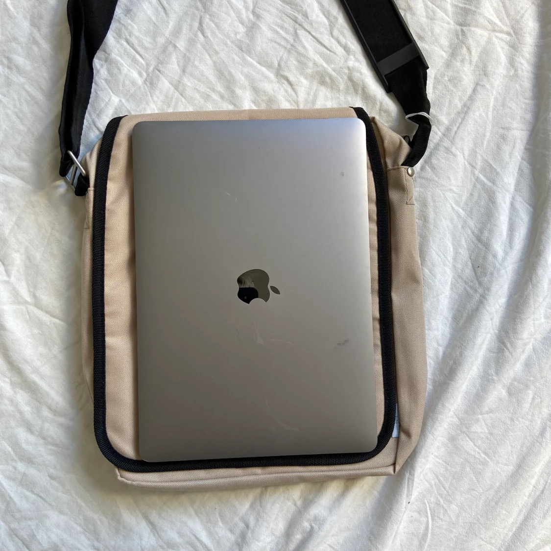 beige axelremsväska  - 90