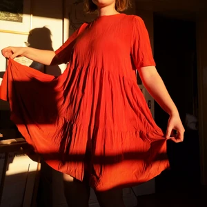 Orange klänning från Zara i storlek S - Vacker klänning från Zara i nyskick! Väldigt luftig och skön. Färgen är rostorange. Slutar strax över knäna på mig som är 160 lång. 