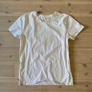 Wesc t-shirt - Suppersnygg stretchig t-shirt från wesc som jag tyvärr inte använder längre! Använd ett fåtal gånger men så bekväm och tycker verkligen om passformen.