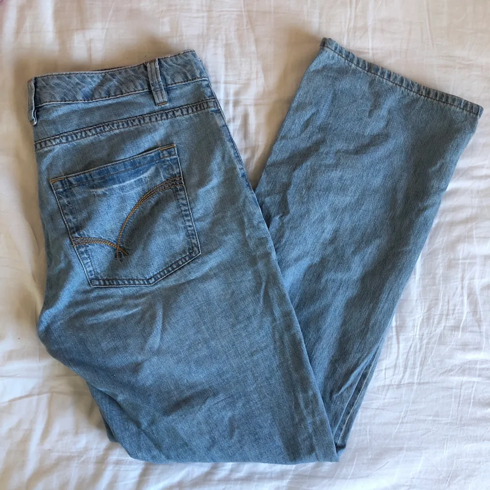 Ljusa jeans från märket flash i fint skick förutom knappen som är lite lös. Tunt skönt material som är najs på sommaren🙌🏻 Modellen är lågmidjad och straight, sitter bra på mig med w32 och storlek 40 i byxor. . Jeans & Byxor.