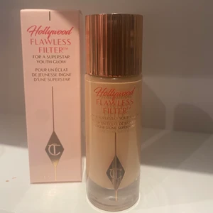 Charlotte Tilbury flawless filter  - Intressekoll! Har endast testat den en gång med en ren borste. Förpackning finns även kvar. En super fin primer som även funkar som en lätt täckande foundation. Den ger ett väldigt fint glow och gör verkligen basen flawless. Nypris 400 kr. I färgen 3 fair