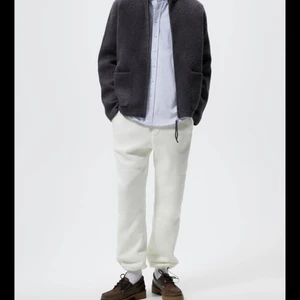 Zara kofta - Intressekoll på dessa två tröjor, har de i båda färgerna i str S/M och kan tänka mig sälja en av dem för ett bra pris. Etiketten är kvar och de är helt nya. Buda i kommentarerna:) 