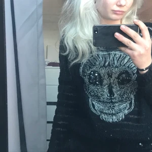 Assball glittrig tröja med döskalle💀⚡️⚡️ - Storlek m/l men skulle säga att den är mer som en s, tunnt stickat, hel och ren