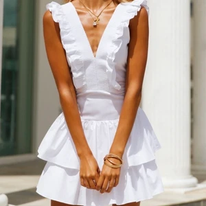 Klänning  - Intressekoll- vit klänning perfekt till studenten. Helt ny och oanvänd men dyr att returnera iom frakt och tull, därav vill jag kolla intresse